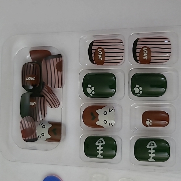 2/$16 Kitty Cat Press On Nails - Picture 15 of 15